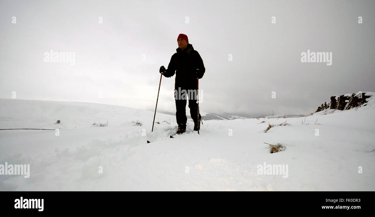 Derbyshire, Regno Unito. 04 Mar, 2016. Le tempeste di neve nel Derbyshire oggi significava che l'avventura fotografo Doug Blane era in grado di fare un po' di Nordic XC sci al di sopra del Goyt Valley, Buxton Derbyshire 2016 Parco Nazionale di Peak District Foto Stock