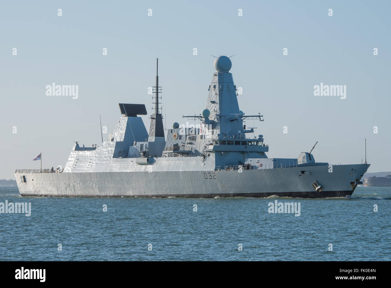 La British Royal Navy warship audacia HMS (D32) un tipo 45 cacciatorpediniere, tornando a Portsmouth, nel Regno Unito il 4 marzo 2016. Foto Stock
