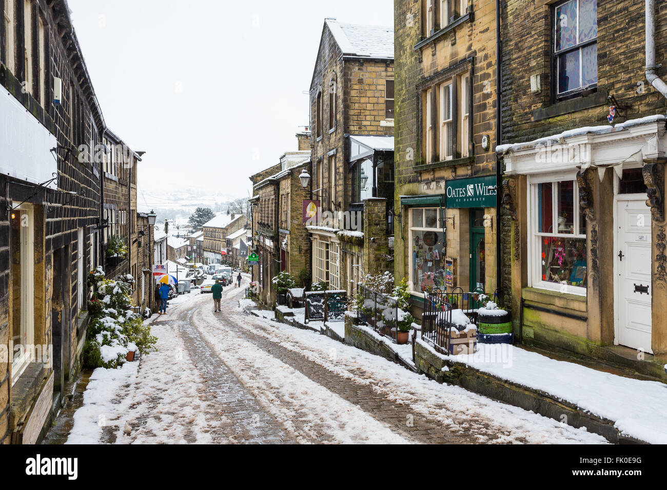 Haworth, West Yorkshire, Regno Unito. Il 4° marzo 2016. La neve ricopriva la Pennine villaggio di Haworth, famosa per la sua associazione con le sorelle Brontë. La ripida strada principale lastricata in pietra si è rivelata troppo scivolosa per alcuni e il paese di avvolgimento corsie oltre i mori erano tutti circondati da campi bianchi e sky. Credito: Tom Holmes / Alamy Live News Foto Stock