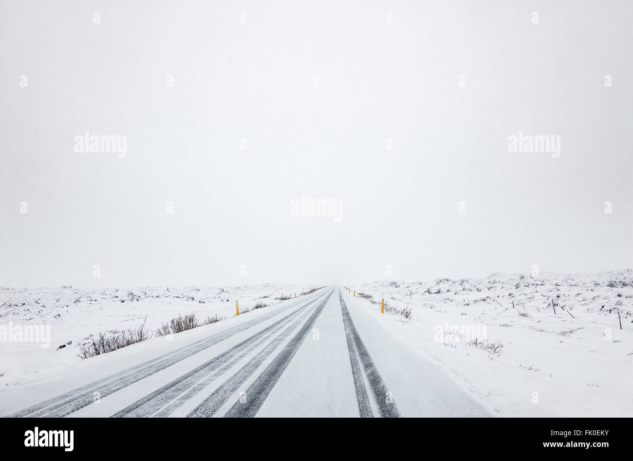 La caduta della neve sulla strada di un paese in Islanda in inverno Foto Stock