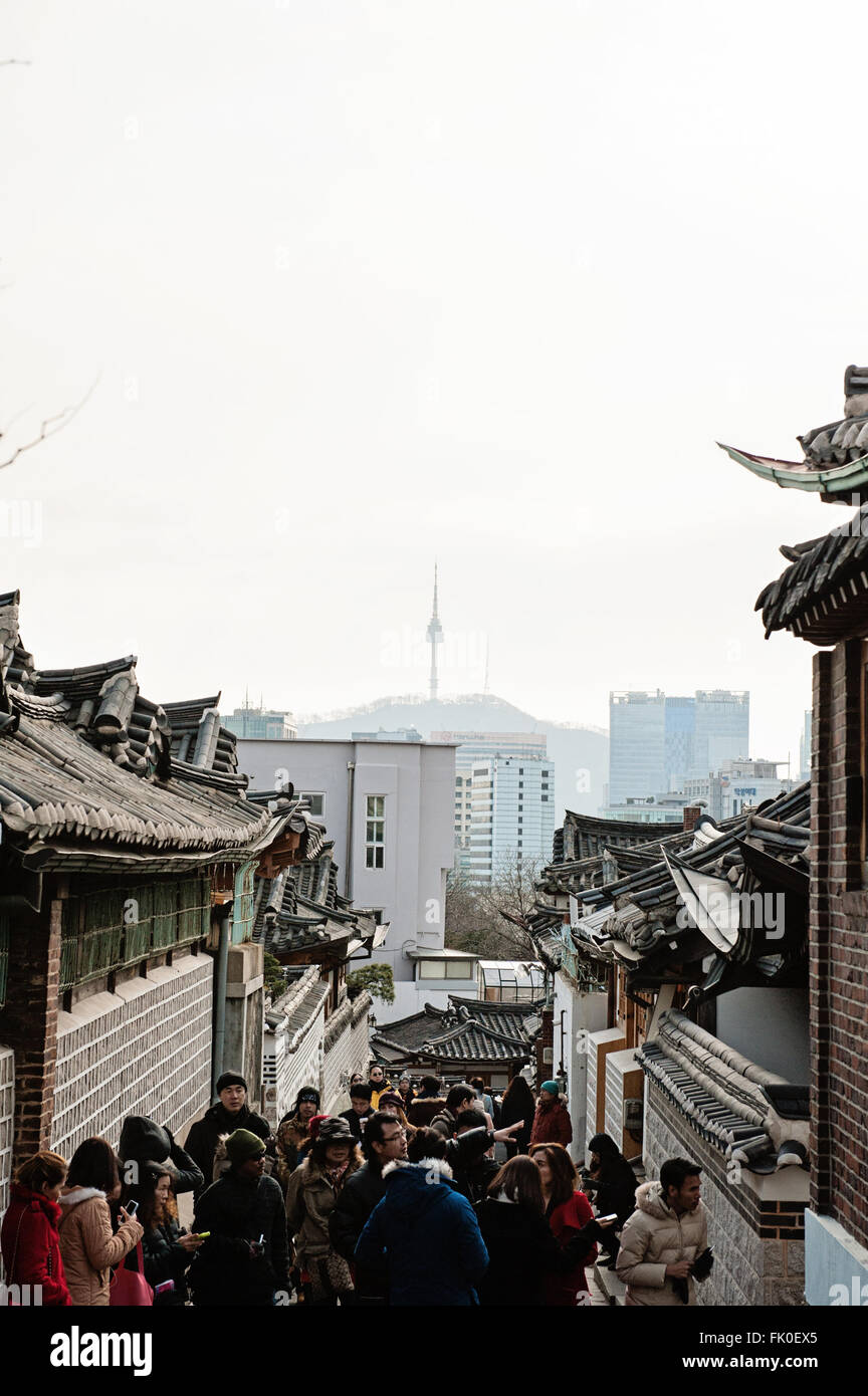 Un panorama di Namsan Tower da il villaggio di Bukchon Hanok Foto Stock