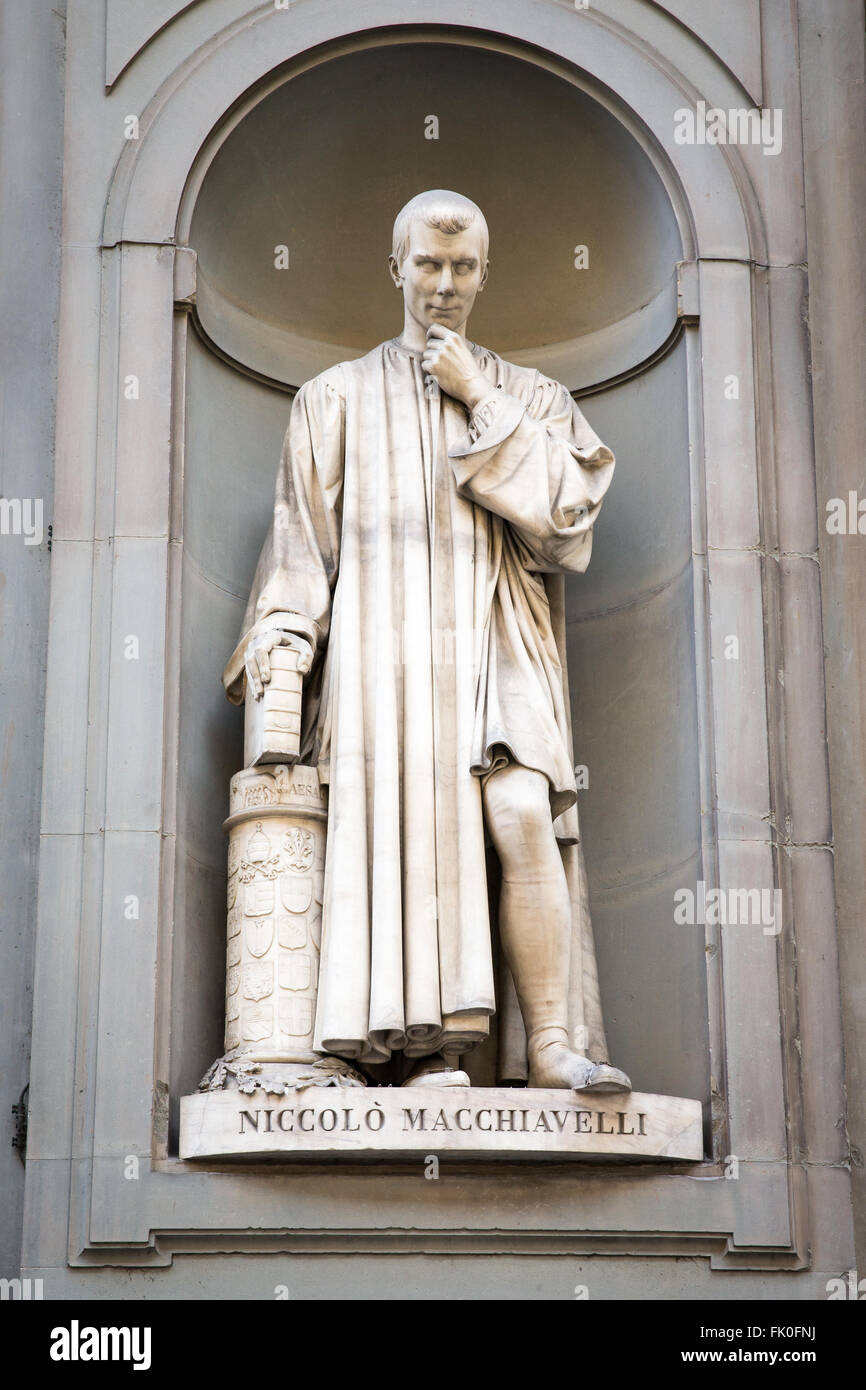 Statua del Rinascimento italiano diplomatico e scrittore Niccolò Machiavelli al di fuori della Galleria degli Uffizi di Firenze, Italia. Foto Stock
