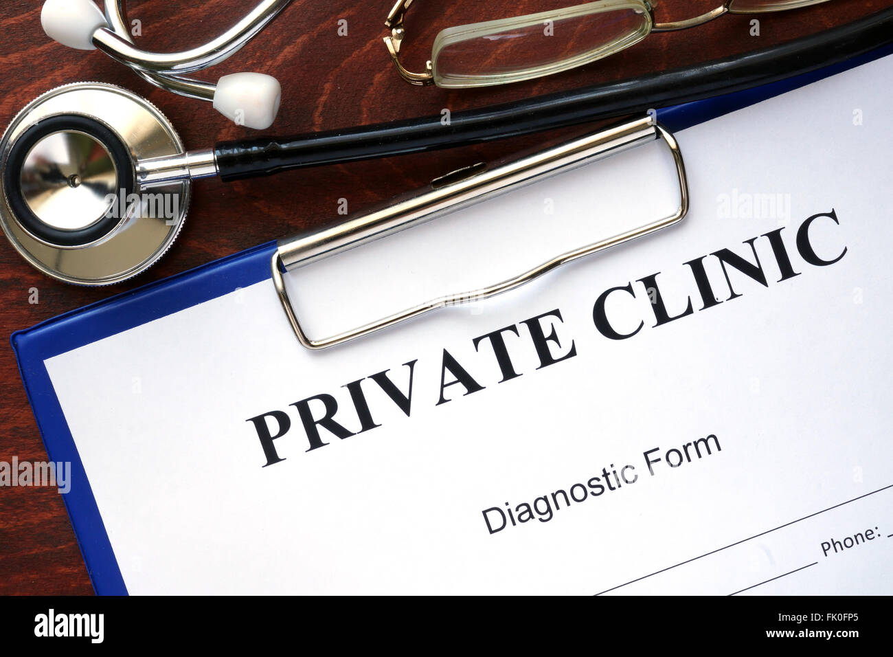 Clinica privata per iscritto su un modulo di diagnostica. Foto Stock