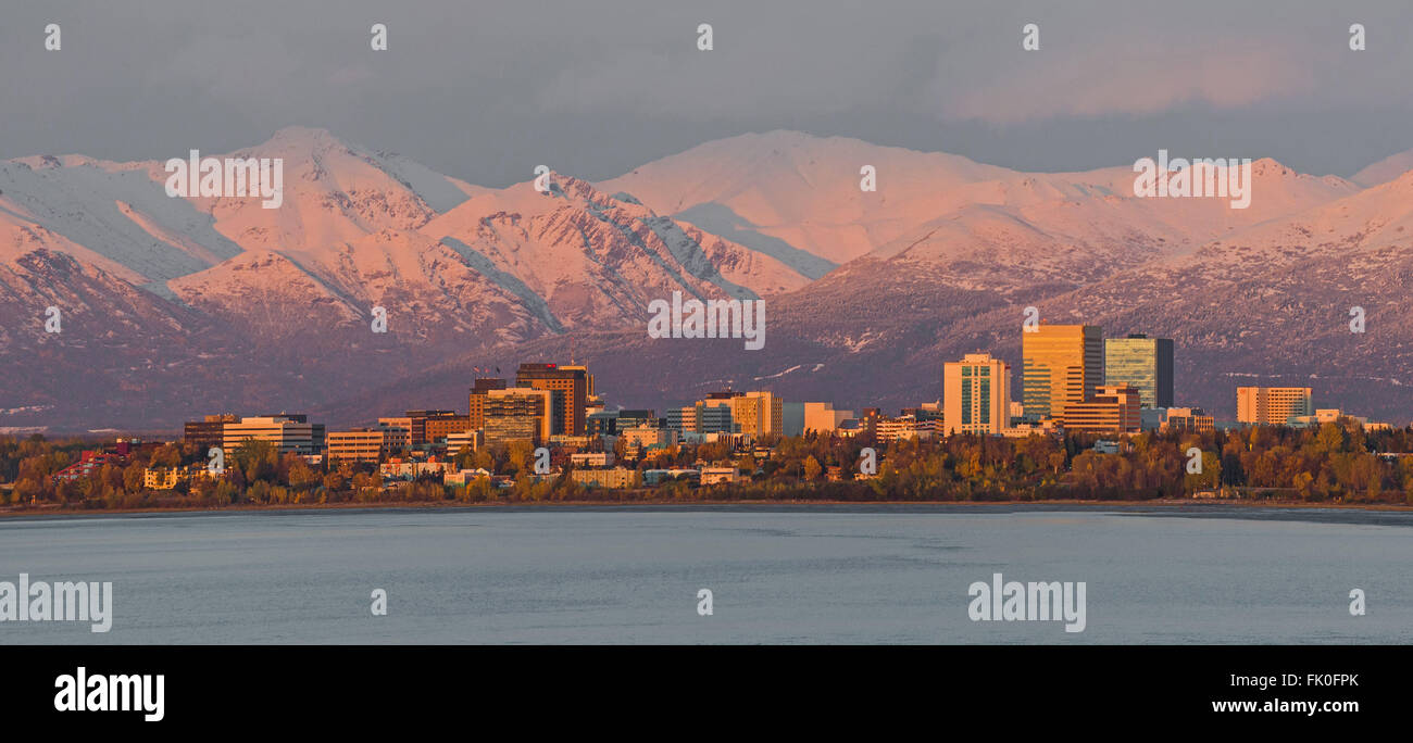 Anchorage in Alaska, al tramonto sotto la snowy Chugach Mountains Foto Stock
