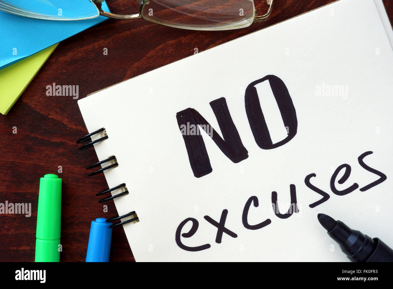 Non ci sono scuse concetto scritto in un notebook su un tavolo di legno. Foto Stock