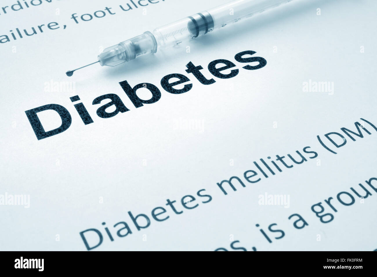 Carta con word il diabete e la siringa. Foto Stock