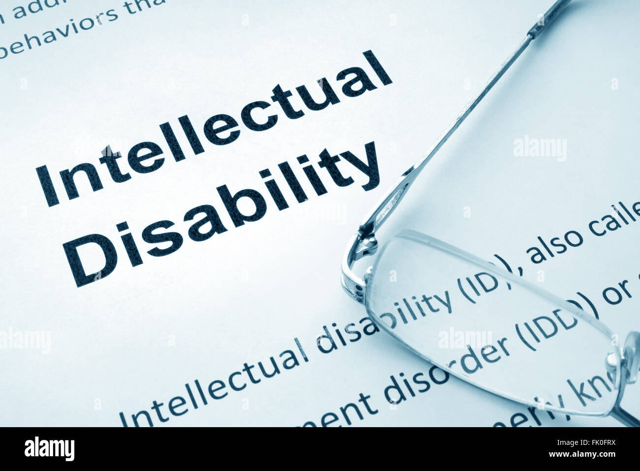Carta con parole disabilità intellettuali e bicchieri. Foto Stock