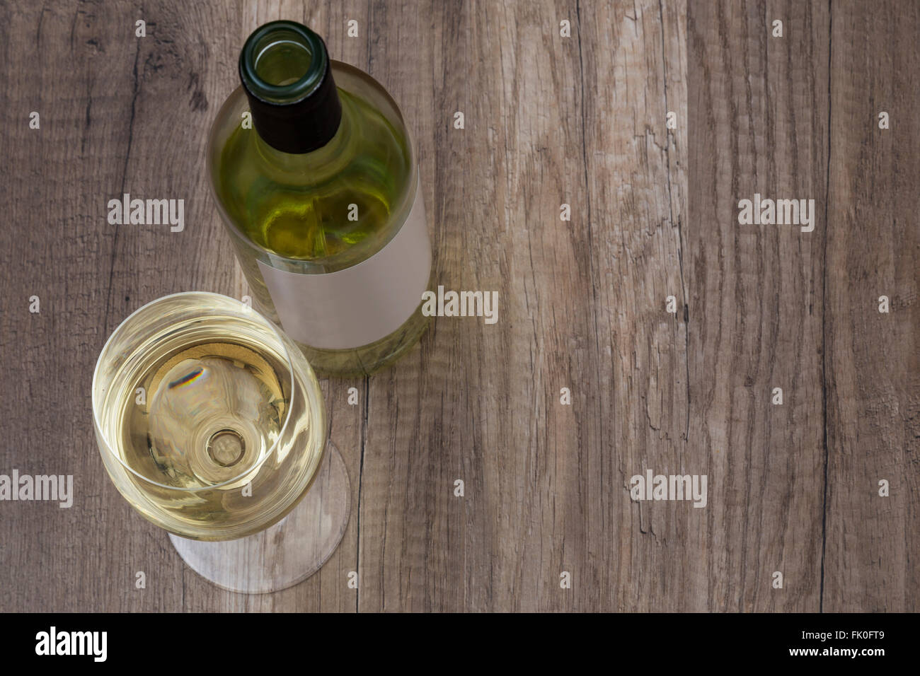Bottiglia e bicchiere di vino Foto Stock