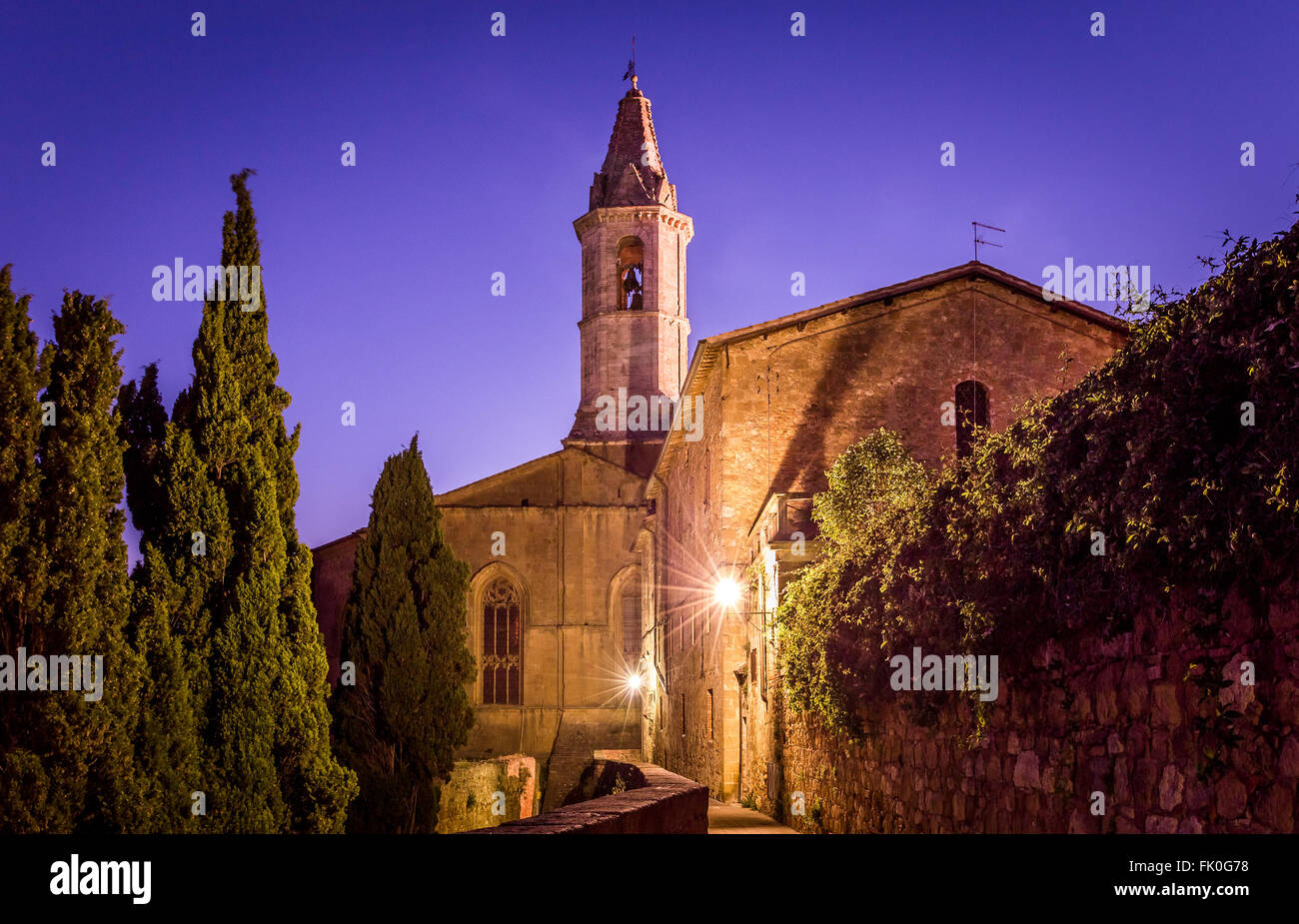 Antica chiesa in Pienza da notte, Italia Foto Stock