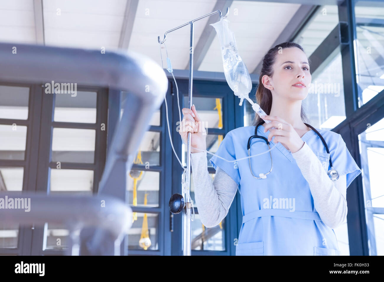 Medico tenendo gocciolamento endovenoso Foto Stock