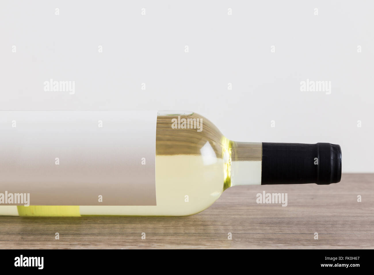 Vino bianco bottiglia sul suo lato Foto Stock