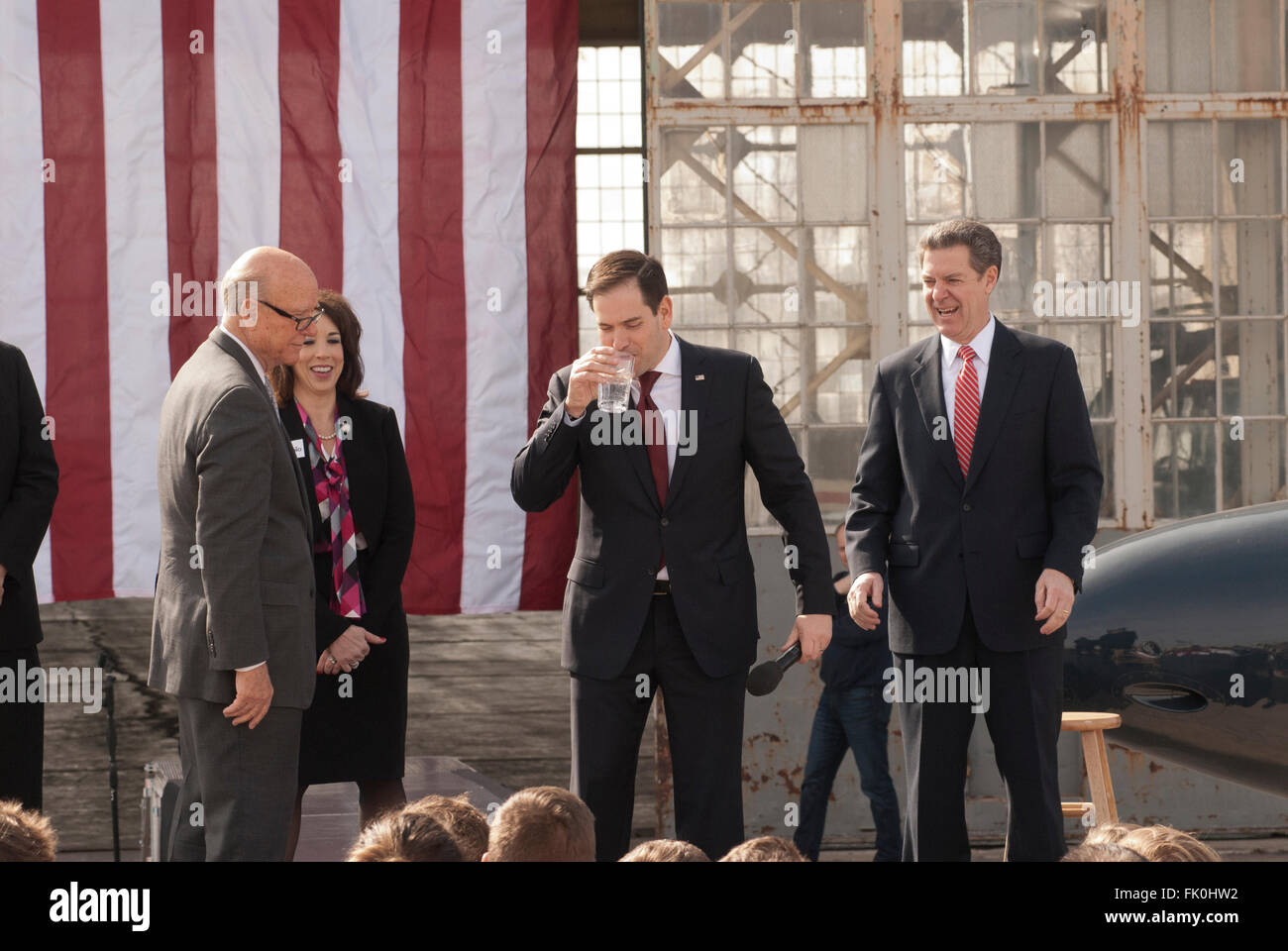 Topeka Kansas, Stati Uniti d'America, 4 marzo 2016 il candidato presidenziale del senatore Marco Rubio (R-FL) a una campagna al rally di Forbes Campo in Topeka nel Kansas questa mattina.Egli è consegnato un bicchiere d'acqua dal senatore Pat Roberts (R-KS) mentre il governatore Sam Brownback guarda sul credito: mark reinstein/Alamy Live News Foto Stock