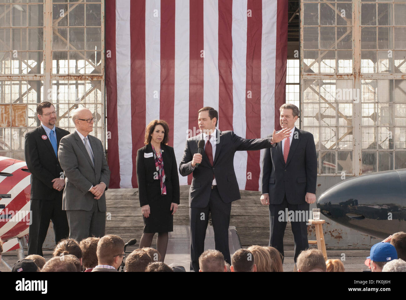 Topeka Kansas, Stati Uniti d'America, 4 marzo 2016 il candidato presidenziale del senatore Marco Rubio (R-FL) campaign rally a Forbes Campo in Topeka nel Kansas questa mattina. Scortato da Kansas governatore Sam Brownback e Senatore Pat Roberts (R-KS) Credito: mark reinstein/Alamy Live News Foto Stock