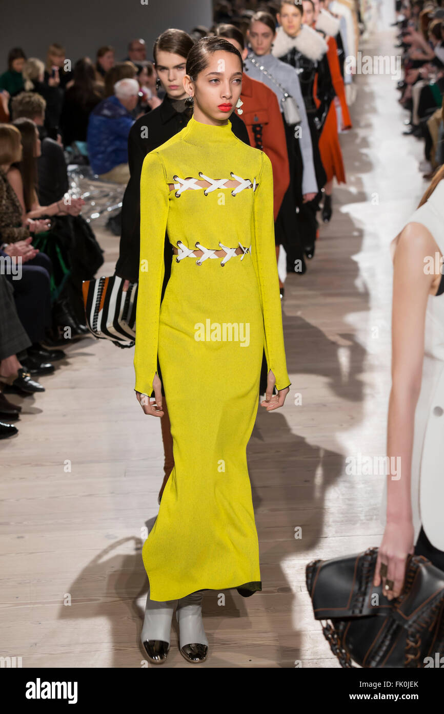 La città di New York, Stati Uniti d'America - 17 Febbraio 2016: Yasmin Wijnaldum passeggiate la pista di Proenza Schouler visualizza durante la NYFW F/W 2016 Foto Stock