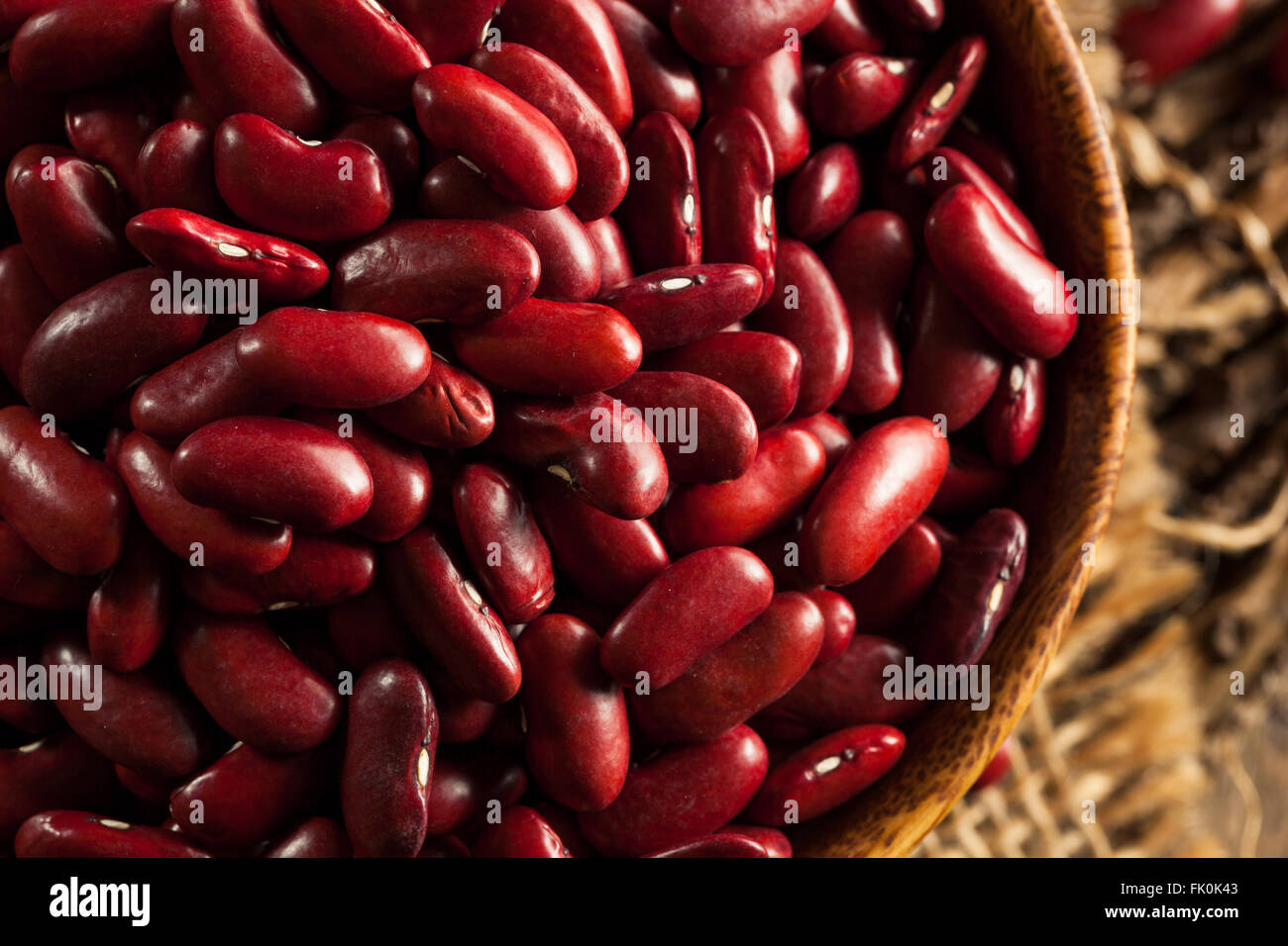 Materie organico rosso di fagioli bianchi in una ciotola Foto Stock