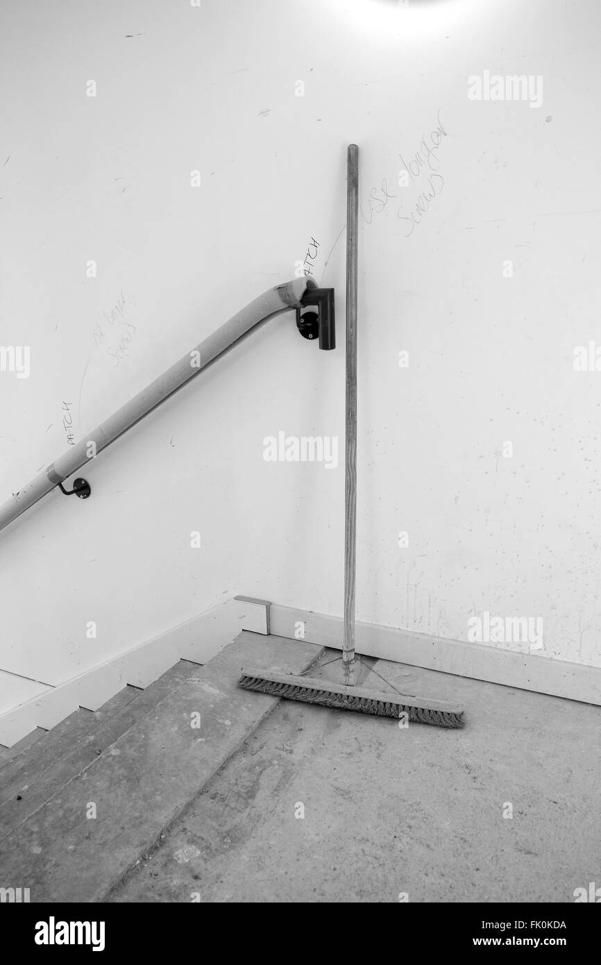 Un pennello largo nella parte superiore di un set di scale con corrimano protetti su una quasi completa del progetto di costruzione. Marzo 2016 Foto Stock