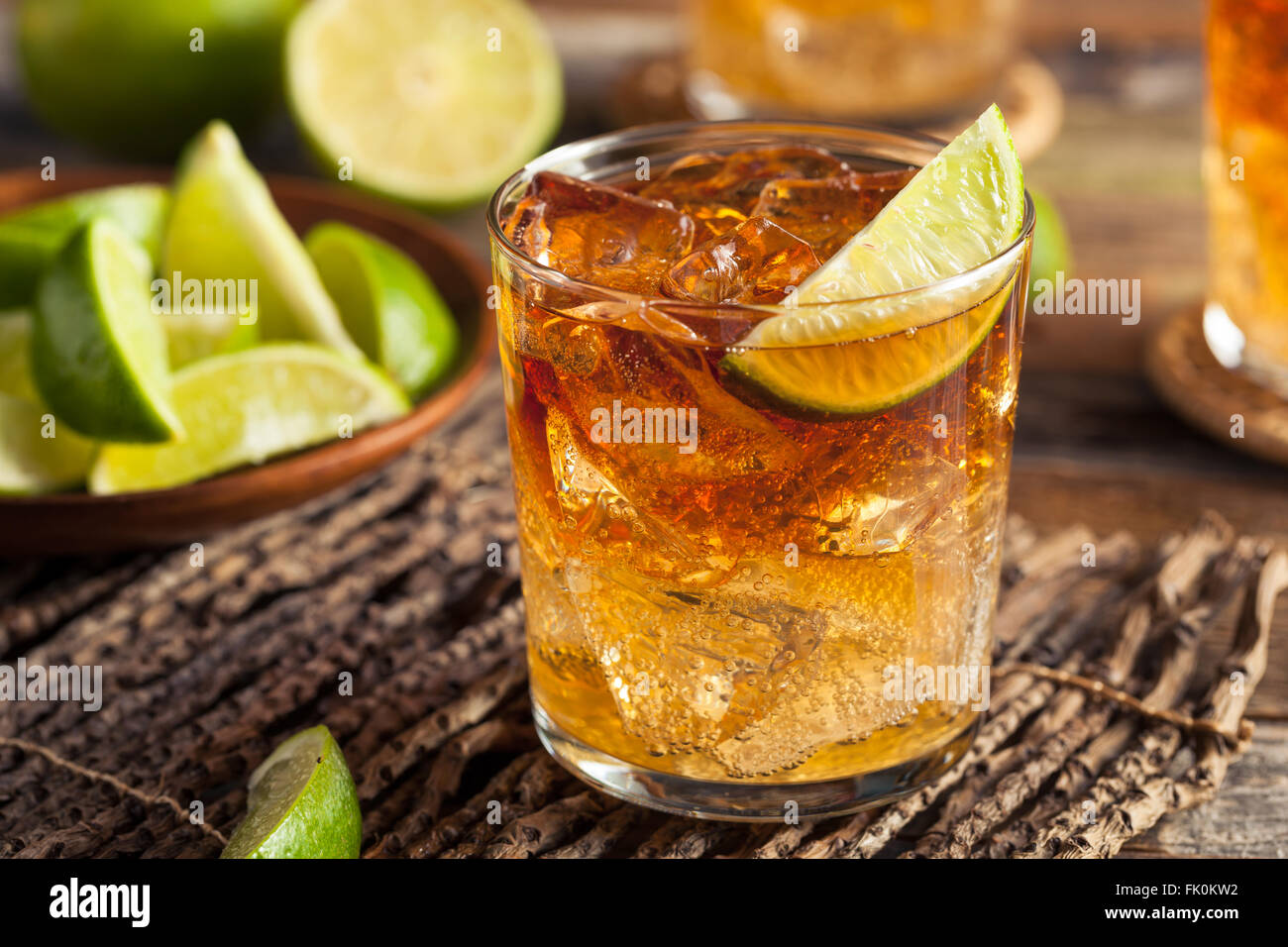 Buia e tempestosa Cocktail di Rum con lime e lo zenzero birra Foto Stock
