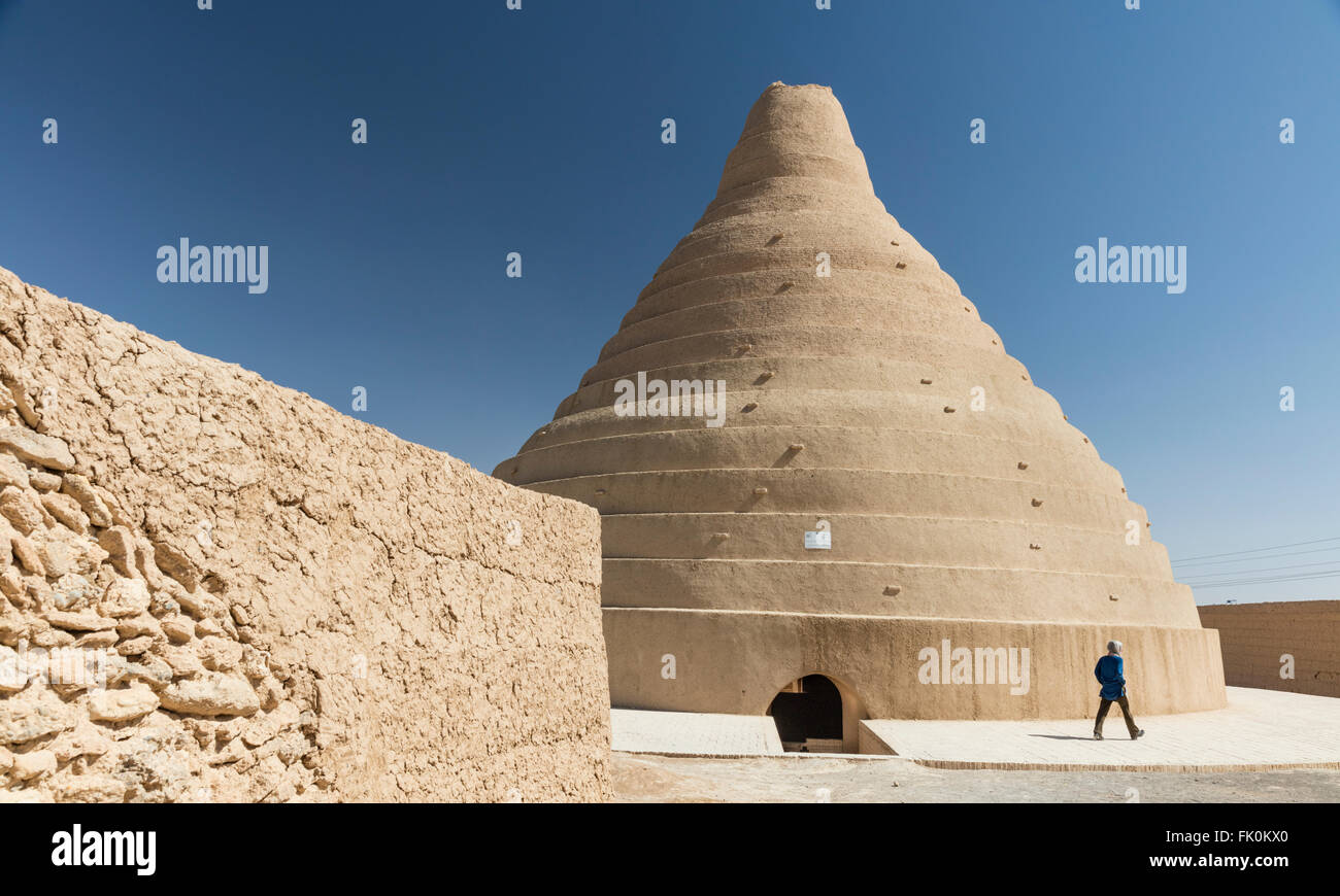 Conica in mattoni di fango a gradini casa di ghiaccio o yakchal, a Abarku, Iran. Foto Stock