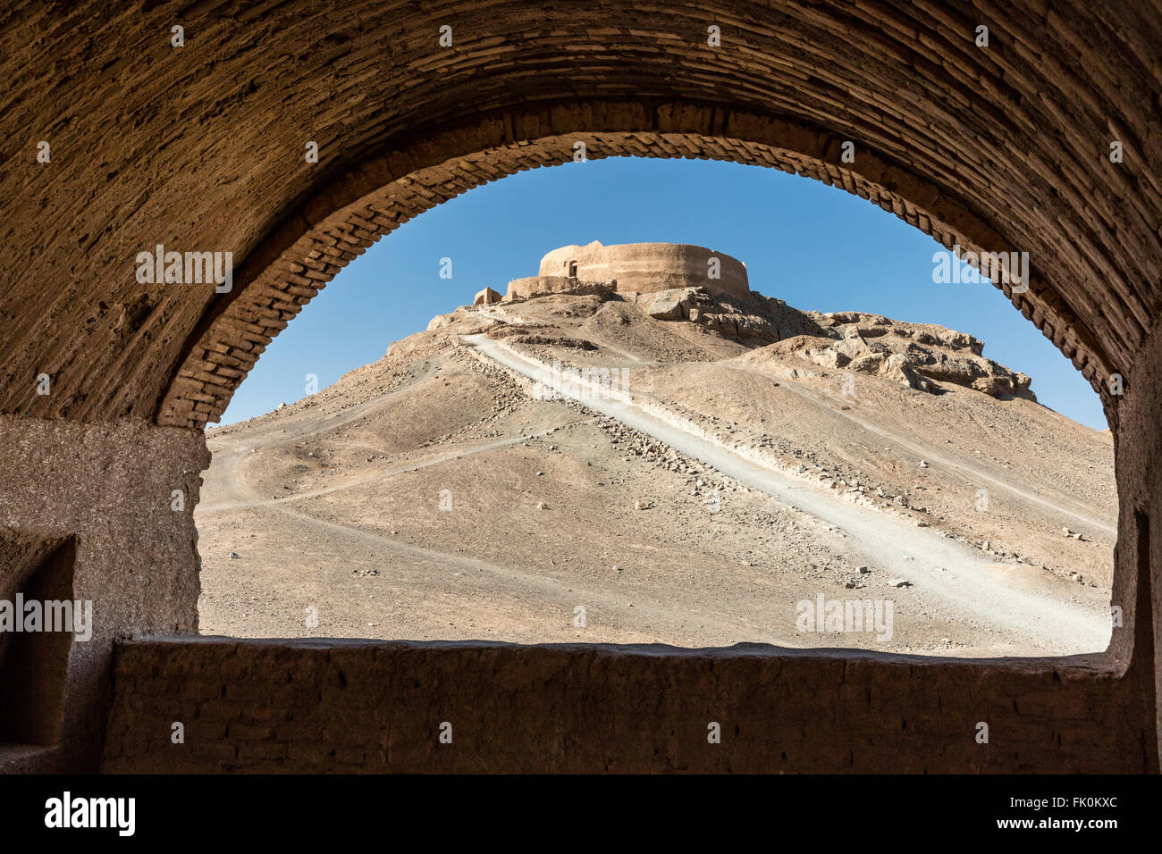 La torre sulla collina di silenzio in cui corpi dei morti zoroastriana sono lasciati esposti per gli elementi e gli animali, Yazd, Iran Foto Stock