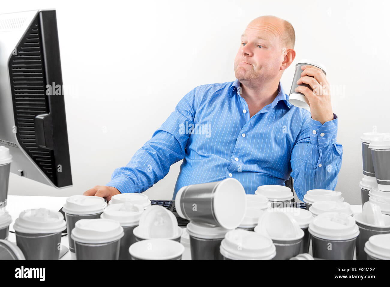 Laboriosa business man beve troppo caffè Foto Stock