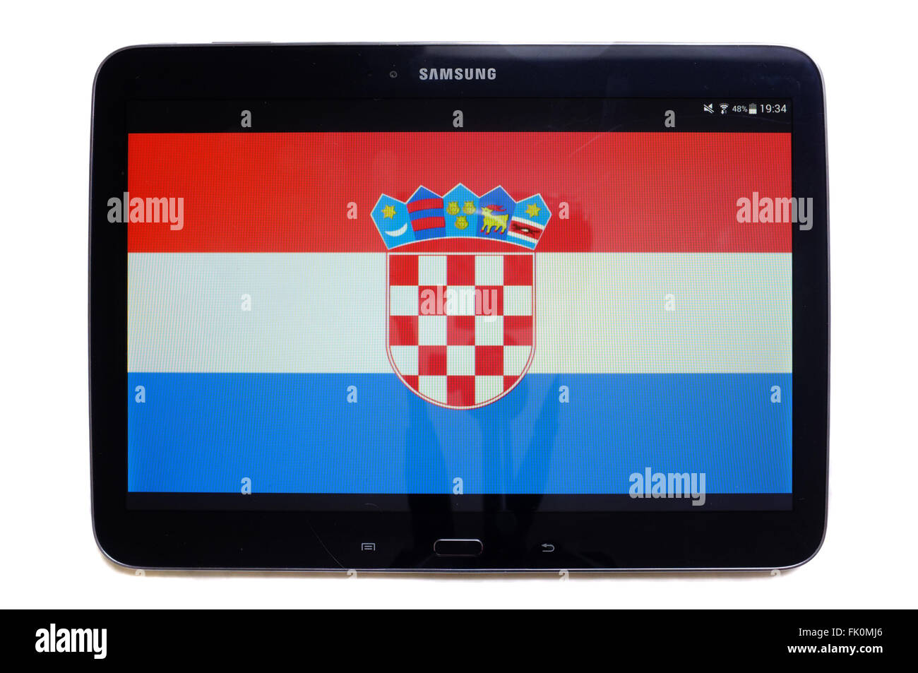 Bandiera della Croazia visualizzato sullo schermo del tablet fotografati contro uno sfondo bianco. Foto Stock