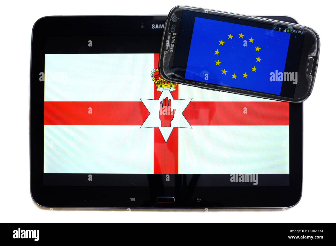Le bandiere di Irlanda del Nord e l'UE visualizzato sugli schermi di un tablet e uno smartphone contro uno sfondo bianco. Foto Stock