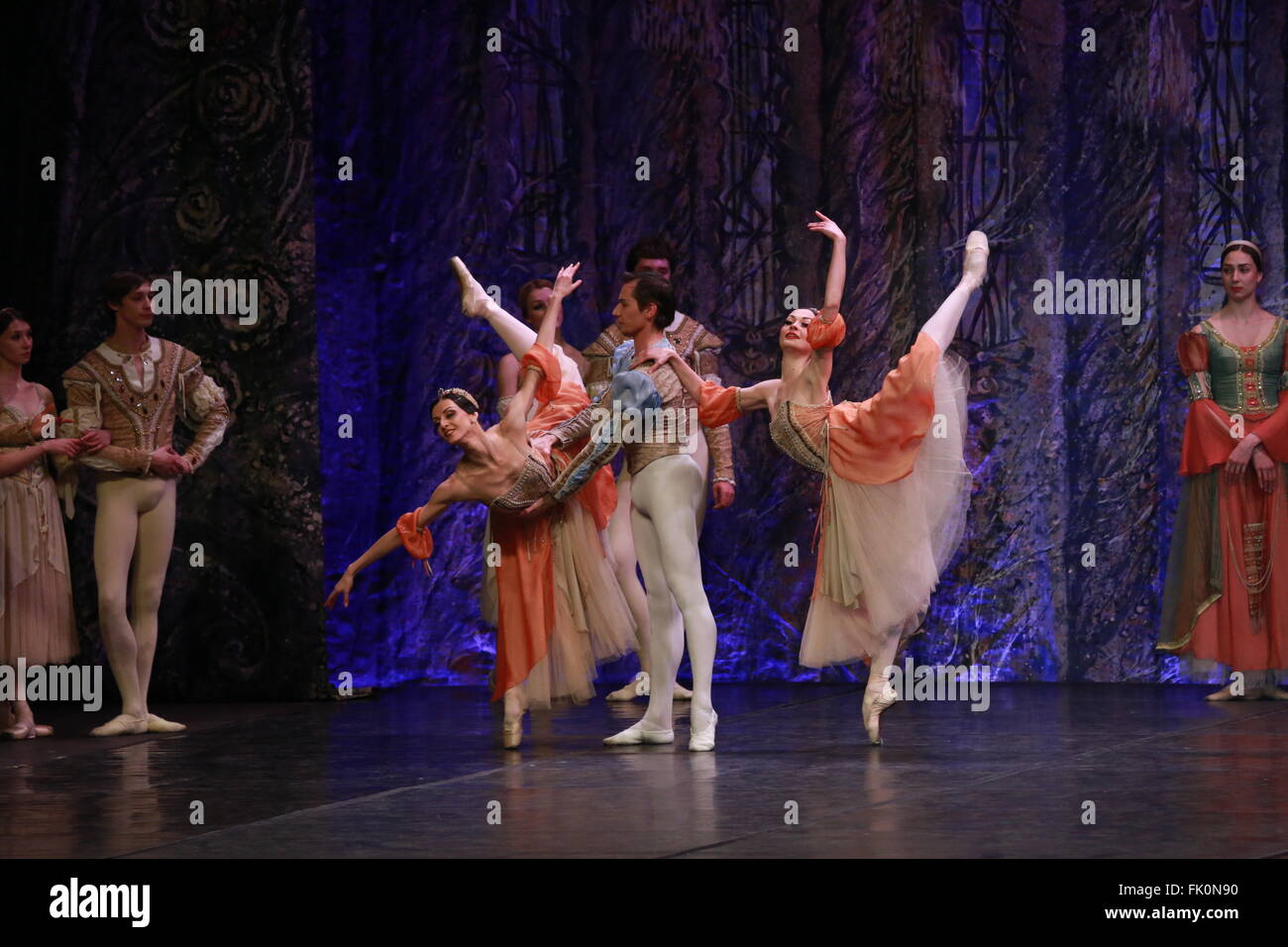 Sarajevo. Mar 4, 2016. Membri del Balletto Imperiale Russo da eseguire "Lago wan' allo stadio nel sport hall Zetra di Sarajevo, Bosnia ed Erzegovina il 4 marzo 2016. © Haris Memija/Xinhua/Alamy Live News Foto Stock