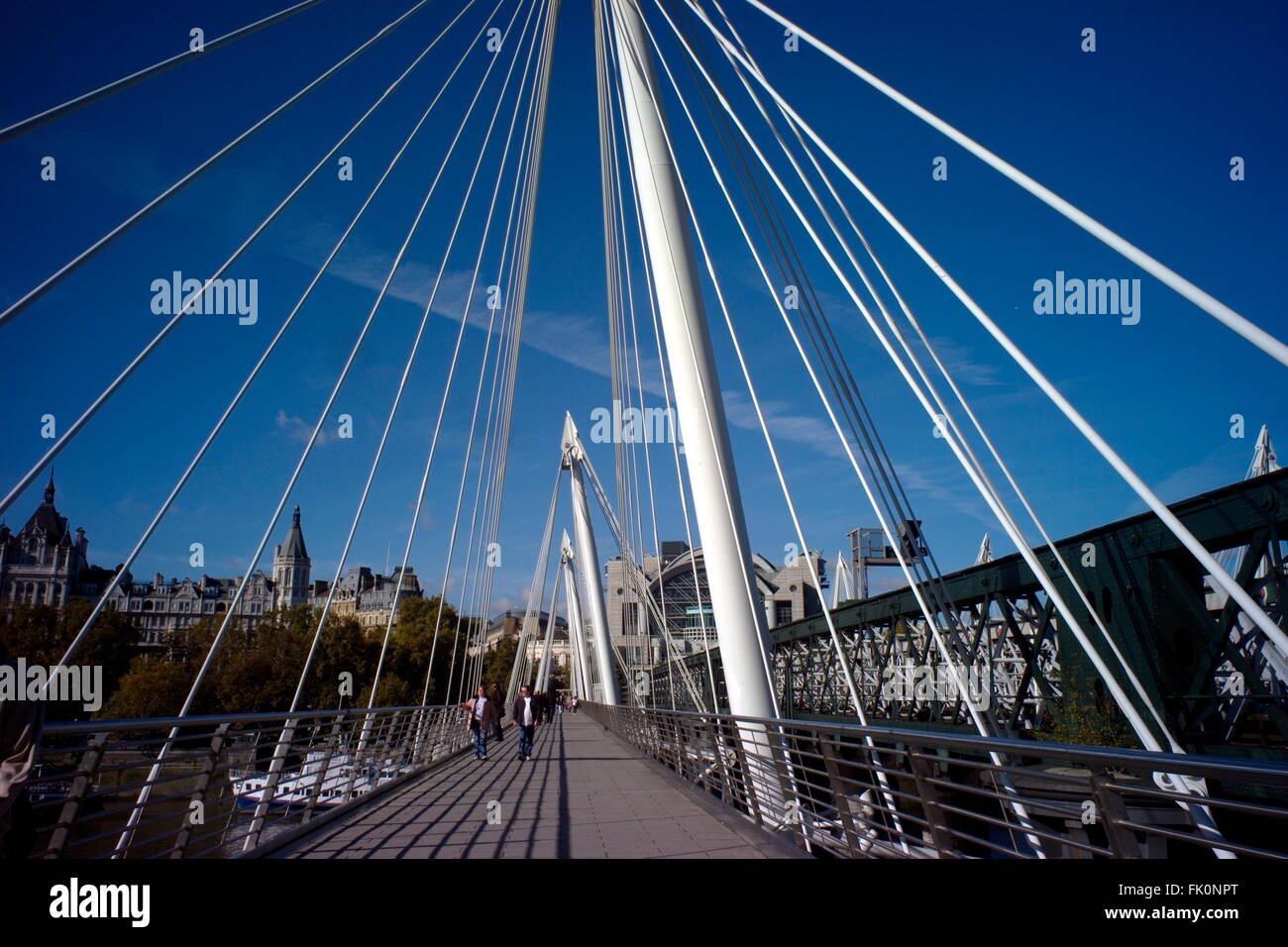 AJAXNETPHOTO. Londra, Inghilterra. - Il giubileo dorato della regina ponte sul Tamigi accanto a Hungerford RAIL BRIDGE (a destra). Foto:JONATHAN EASTLAND/AJAX REF:M873010 487 Foto Stock