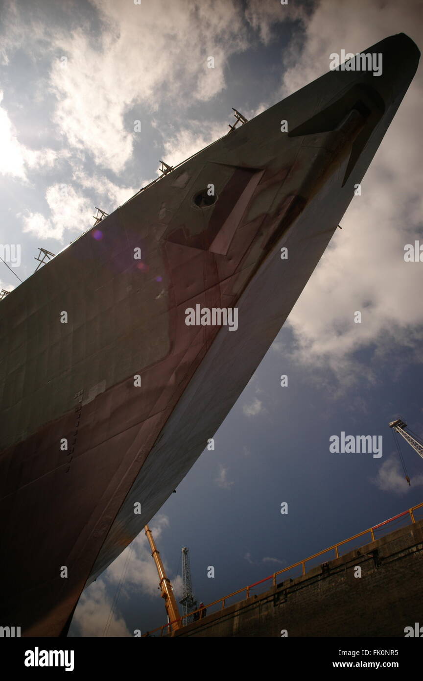 AJAXNETPHOTO. PORTSMOUTH, Inghilterra. - Costruito per la velocità - guardando verso l'alto il bordo tagliente prua di una nave da guerra nel bacino di carenaggio. Foto:JONATHAN EASTLAND/AJAX REF:RD52007 521 Foto Stock