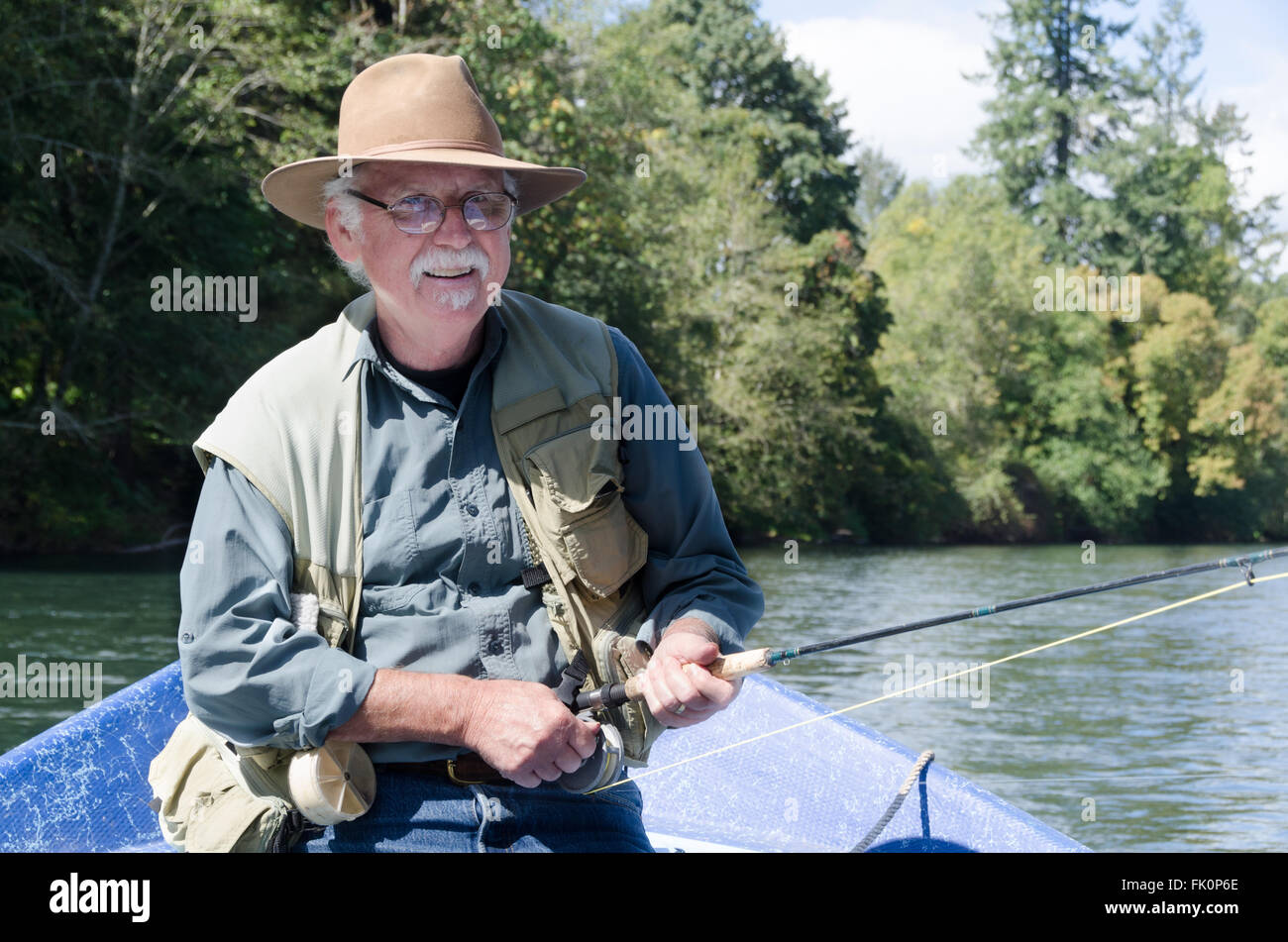 Ritratto di un felice pensionato uomo senior di trascorrere del tempo sulla pesca in acqua. Foto Stock