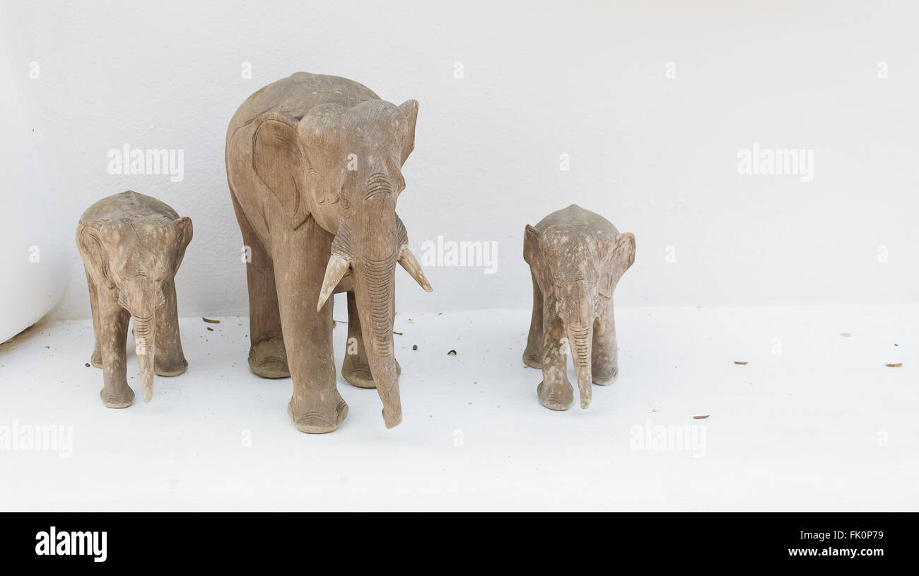Fatto a mano elefante scultura in legno Foto Stock