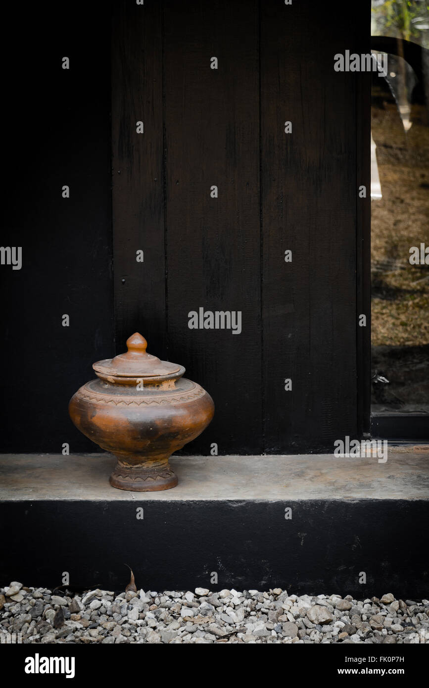 Pottery acqua potabile vasetto dal nord della Thailandia sfondo Foto Stock