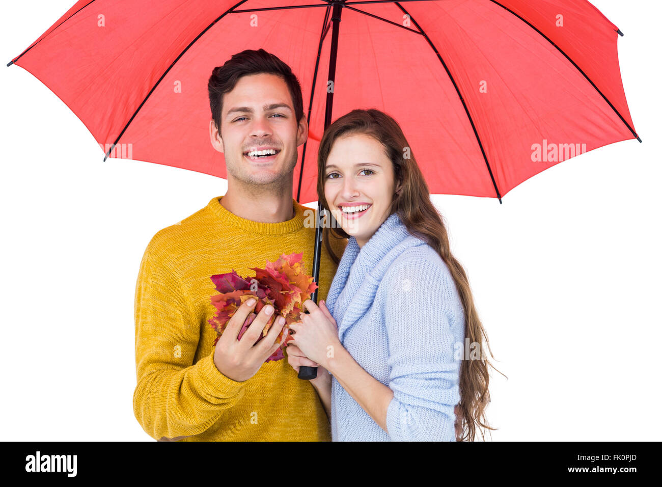 Coppia felice sotto un ombrello trattenere foglie Foto Stock