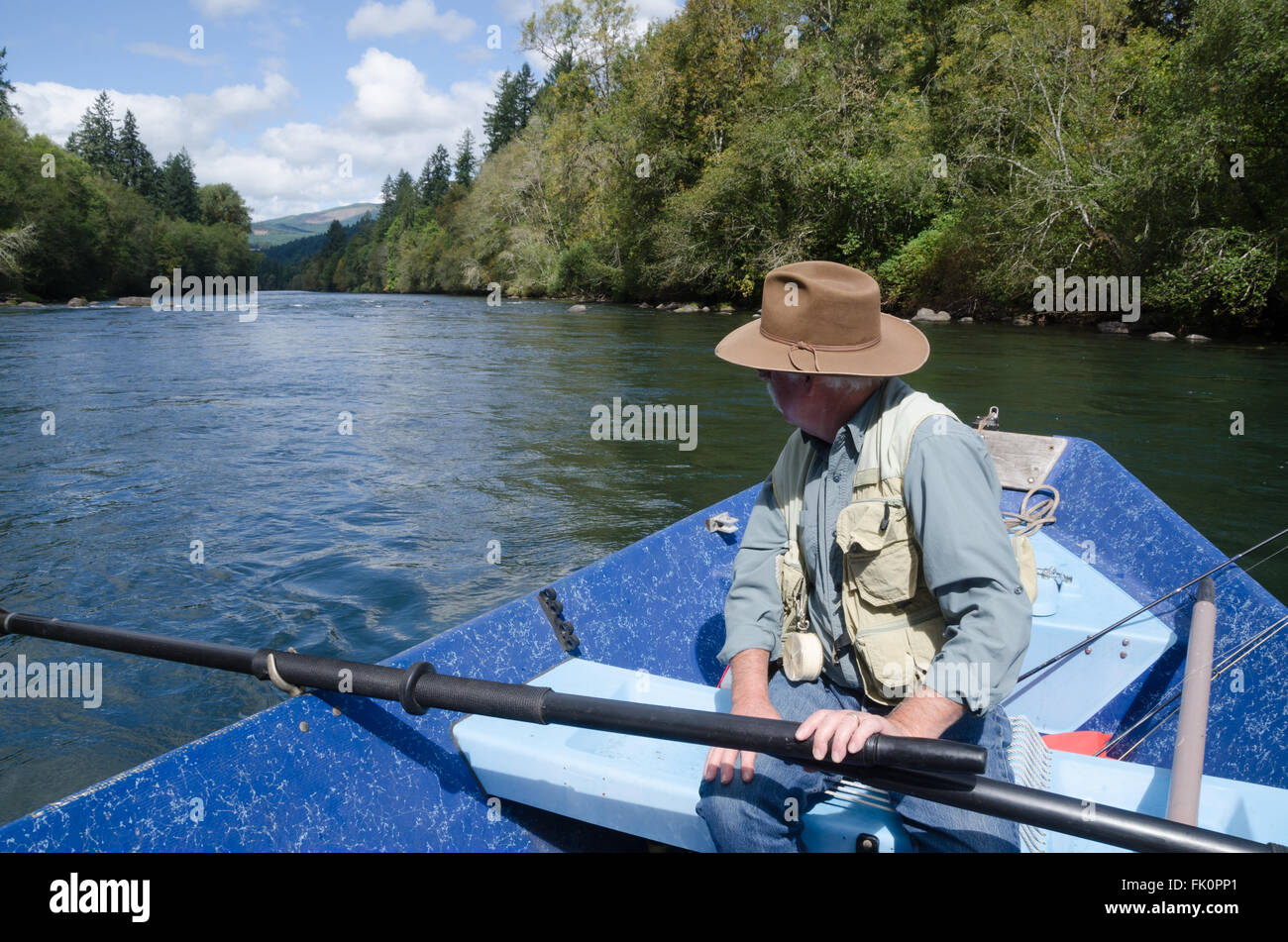 Un pescatore guarda giù il fiume Mckenzie dalla sua barca deriva nei pressi di Eugene, Oregon. Foto Stock