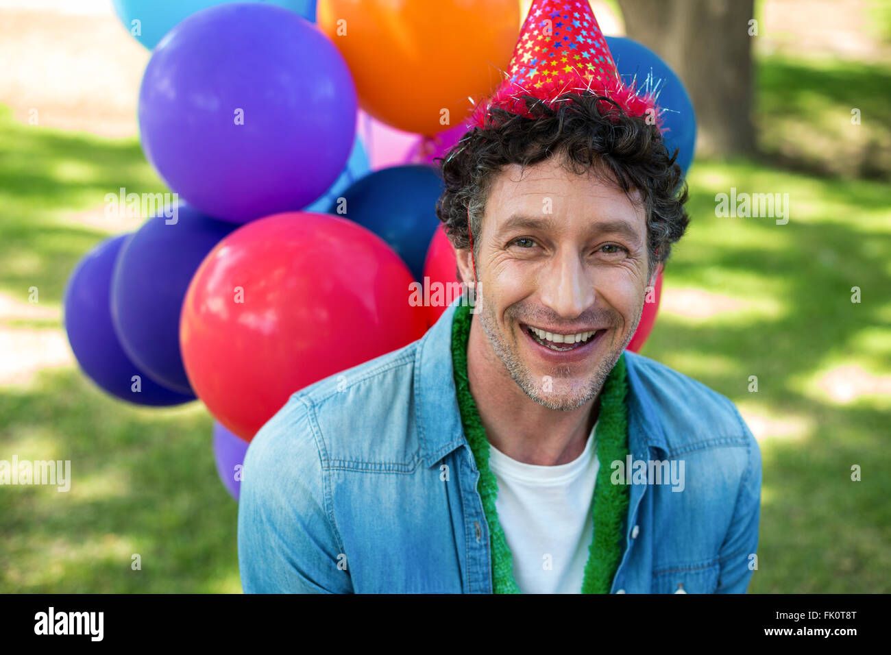 Padre sorridente alla festa di compleanno Foto Stock