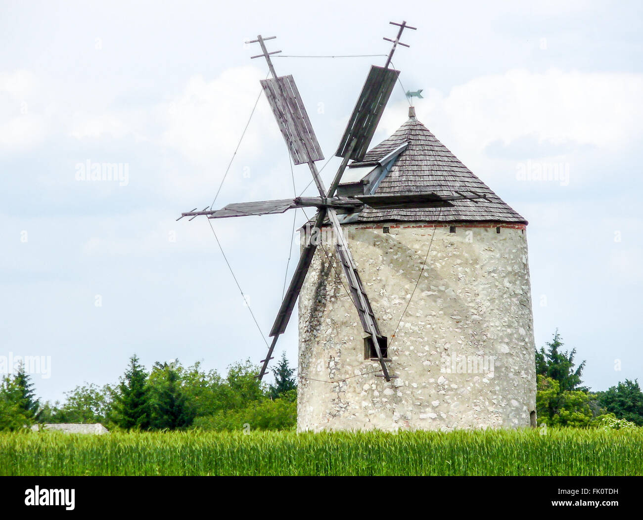 Un vecchio mulino a vento grist in un campo di grano in Ungheria Foto Stock