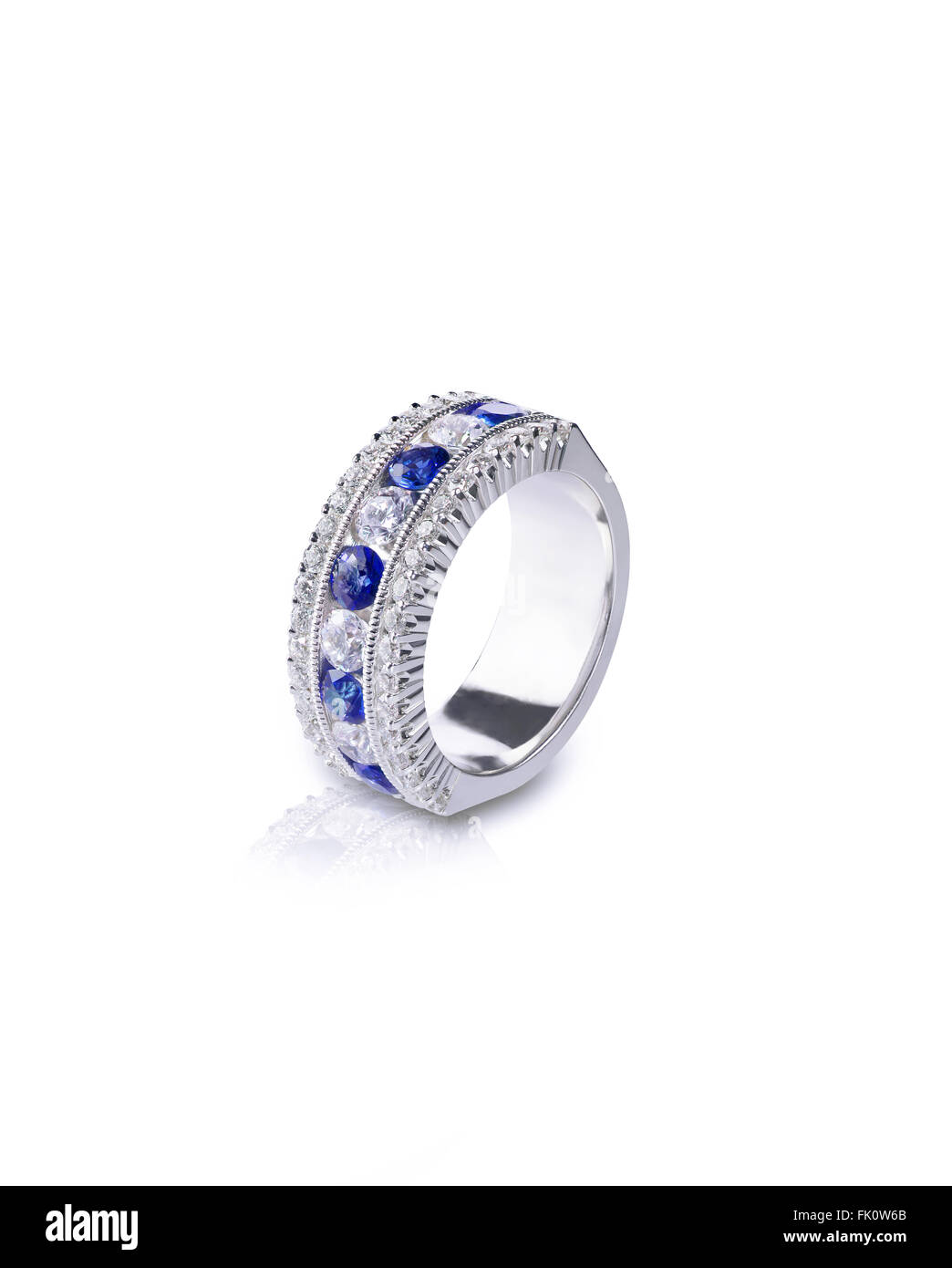 Una gemma blu set anello in oro con diamanti. Isolato su bianco con una riflessione. Foto Stock