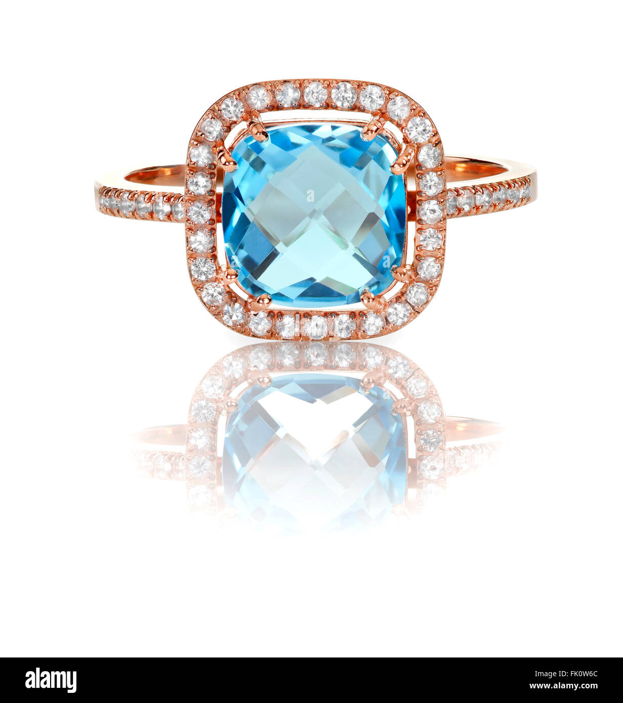 Bella Topazio Azzurro e Diamanti Oro Rosa anello alogeno cuscino tagliato con una piazza principessa stile impostazione Foto Stock