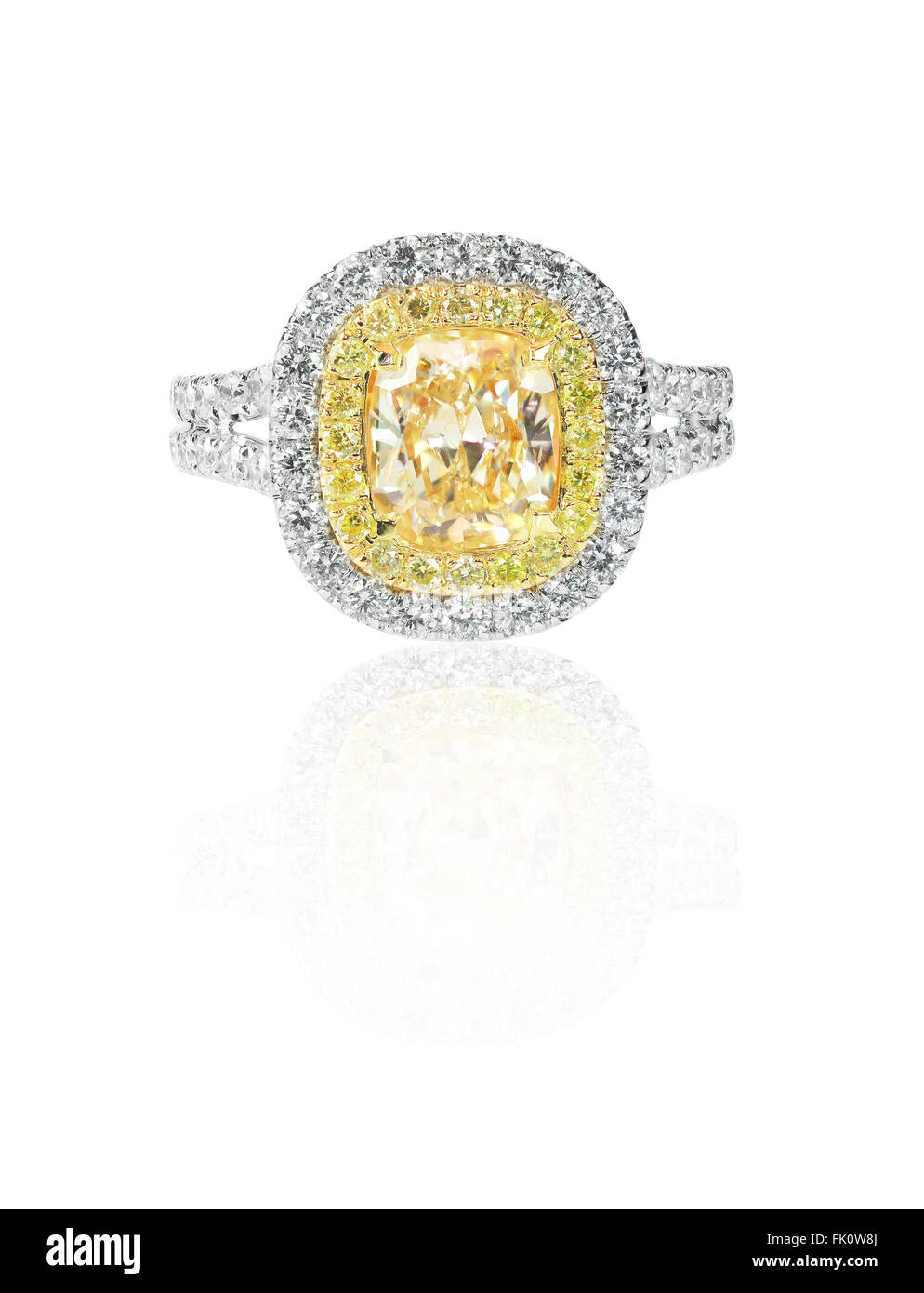 Diamante giallo canarino alo impegno anello di nozze. Bella e costosa alta  fine gioielleria con diamanti colorati Foto stock - Alamy