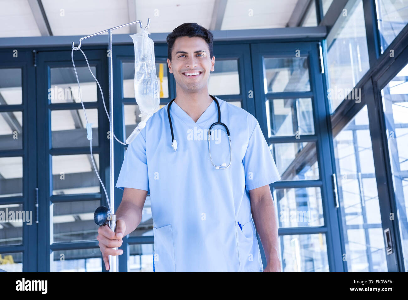 Medico tenendo gocciolamento endovenoso Foto Stock