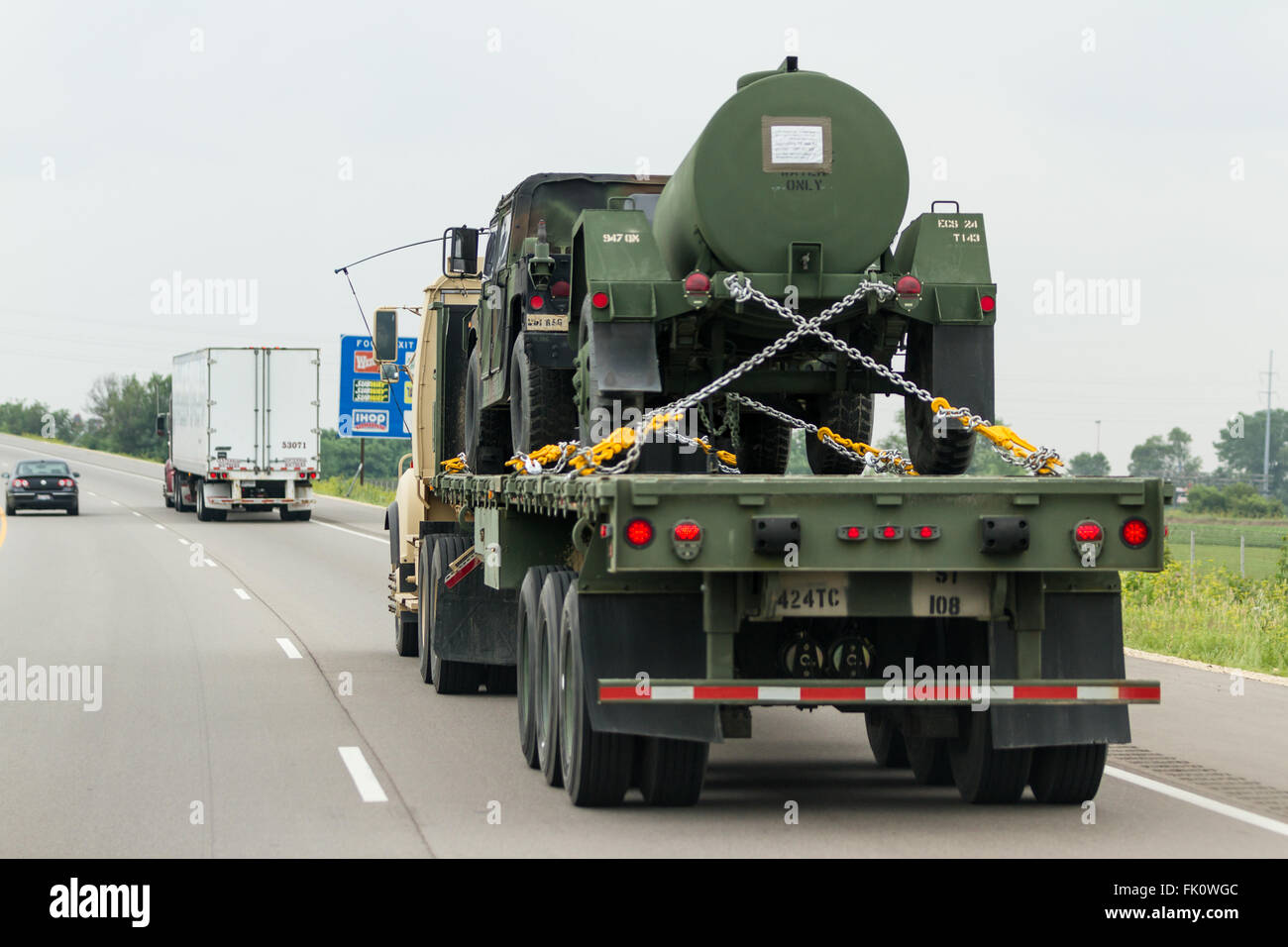 Autostrada 90/94, Wisconsin - Luglio 07 : VEICOLI MILITARI di essere trasferito da una base ad un altro nel mezzo del timone di giada Foto Stock