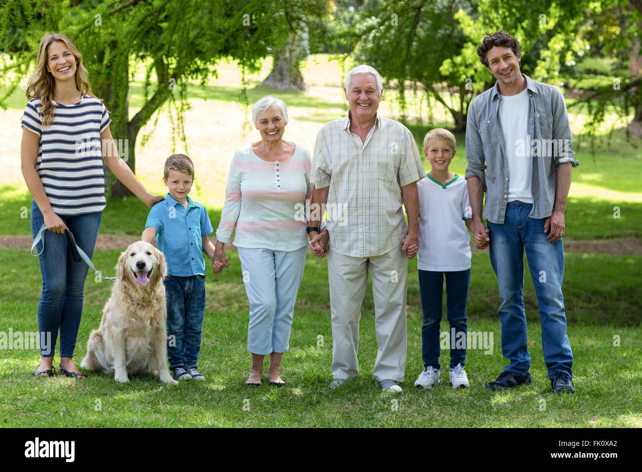 Famiglia con cane nel parco Foto Stock