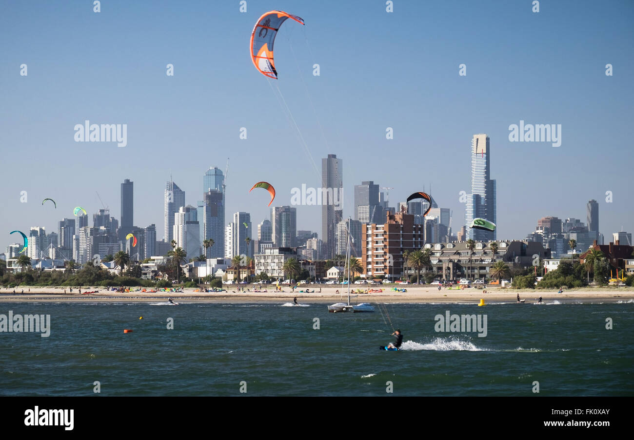 Kitesurfisti a St Kilda Beach a Melbourne, Australia. Foto Stock