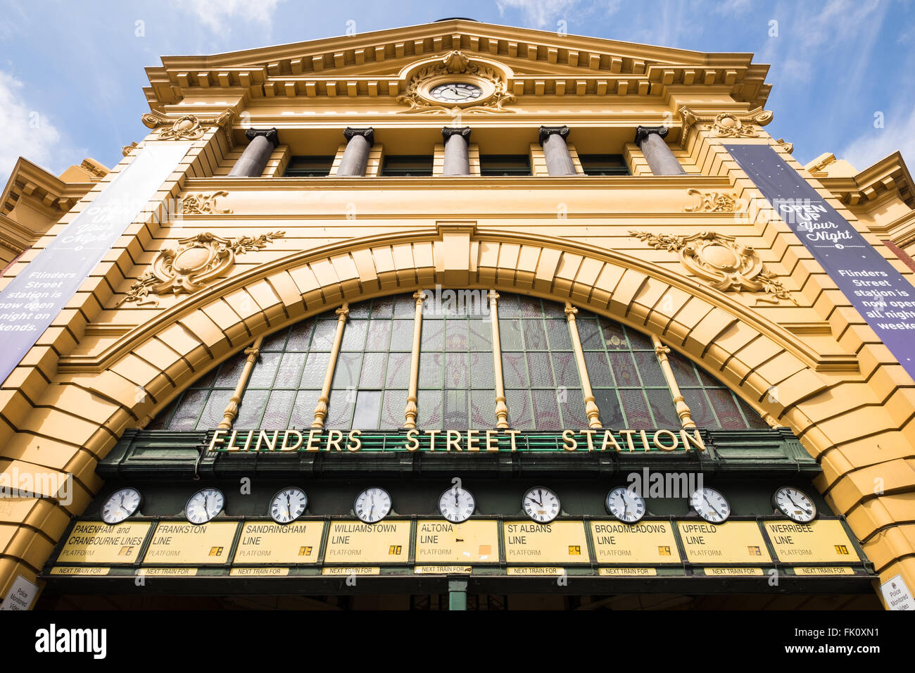 L'ingresso alla stazione di Flinders Street a Melbourne, Australia. Foto Stock