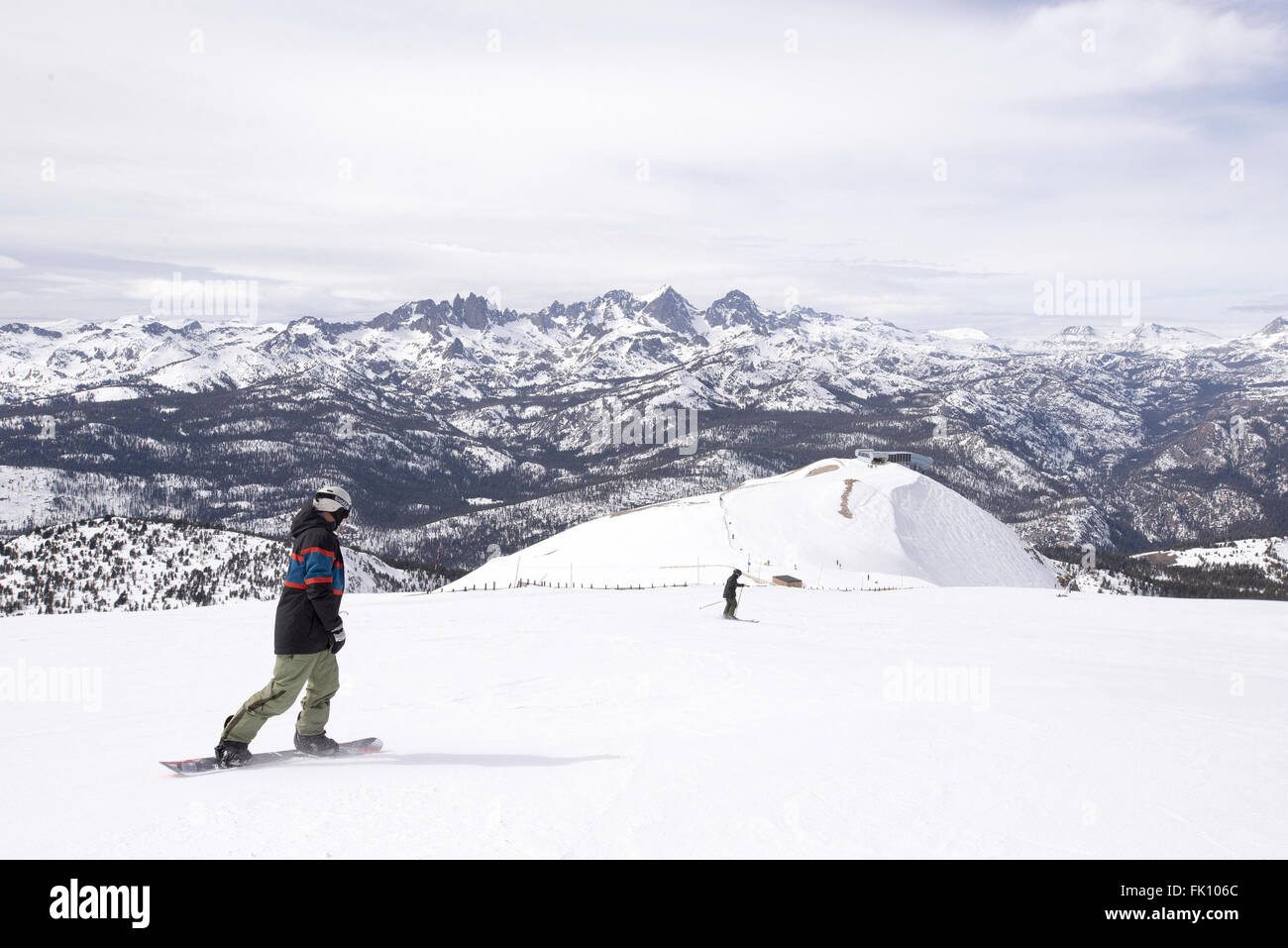 Mammoth Lakes, California, Stati Uniti d'America. Mar 4, 2016. In alto di 11,053 piedi di Mammoth Mountain, aÃŠsnowboarder e uno sciatore iniziano la loro corre con la Sierra Nevada gamma come sfondo il 3 marzo. Una volta sopra la media annuale del manto nevoso della California è scesa al di sotto del normale. Un periodo di siccità e aÃŠdisappointing El Ni''"o hanno fatto poco per rimediare alla siccità. Tuttavia, veterano Sierra orientale previsioni meteo Howard Sheckter detto, la voce 'Sabato e domenica (marzo 5-6) saranno grandi tempeste. Io vedo il potenziale di 100 centimetri di neve in Mammoth passare entro la metà del mese di marzo. Avremmo potuto 110 per cento della normale sn Foto Stock