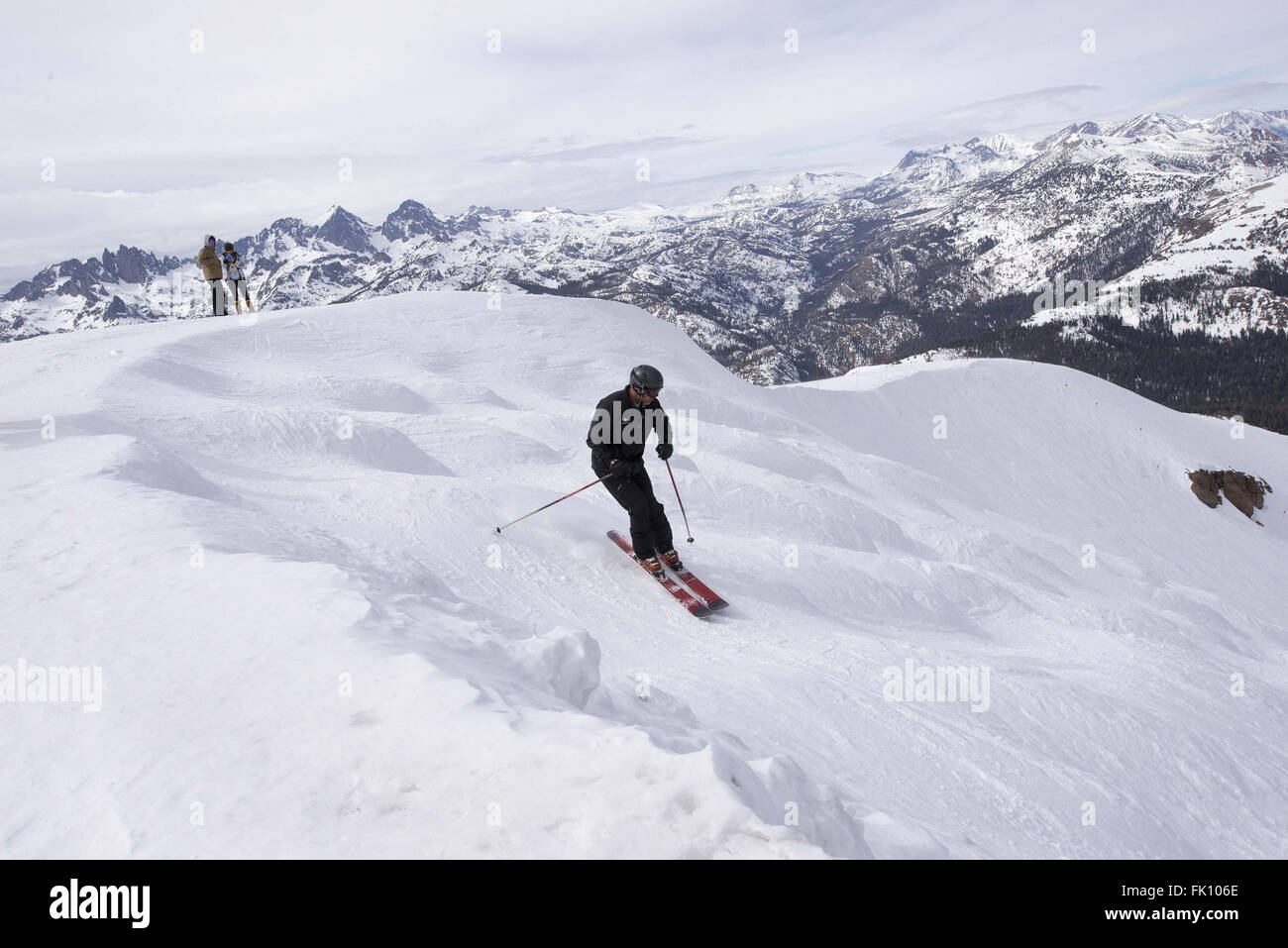 Mammoth Lakes, California, Stati Uniti d'America. Mar 4, 2016. In alto di 11,053 piedi di Mammoth Mountain, aÃŠskier lancia verso il basso un esperto eseguire con la Sierra Nevada gamma come sfondo il 3 marzo. Una volta sopra la media annuale del manto nevoso della California è scesa al di sotto del normale. Un periodo di siccità e aÃŠdisappointing El Ni''"o hanno fatto poco per rimediare alla siccità. Tuttavia, veterano Sierra orientale previsioni meteo Howard Sheckter detto, la voce 'Sabato e domenica (marzo 5-6) saranno grandi tempeste. Io vedo il potenziale di 100 centimetri di neve in Mammoth passare entro la metà del mese di marzo. Avremmo potuto 110 per cento della normale snowpack b Foto Stock