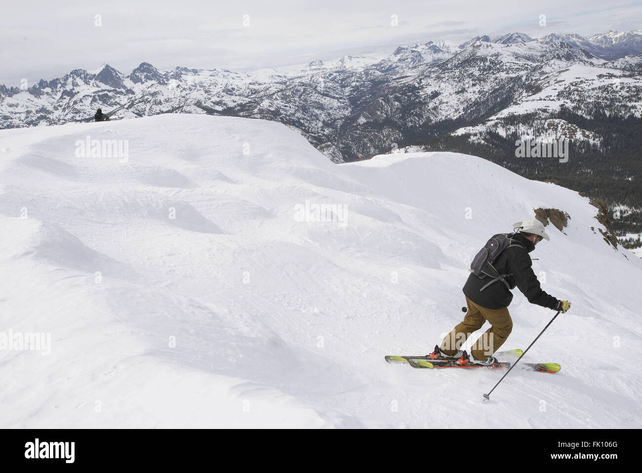 Mammoth Lakes, California, Stati Uniti d'America. Mar 4, 2016. In alto di 11,053 piedi di Mammoth Mountain, aÃŠskier lancia verso il basso un esperto eseguire con la Sierra Nevada gamma come sfondo il 3 marzo. Una volta sopra la media annuale del manto nevoso della California è scesa al di sotto del normale. Un periodo di siccità e aÃŠdisappointing El Ni''"o hanno fatto poco per rimediare alla siccità. Tuttavia, veterano Sierra orientale previsioni meteo Howard Sheckter detto, la voce 'Sabato e domenica (marzo 5-6) saranno grandi tempeste. Io vedo il potenziale di 100 centimetri di neve in Mammoth passare entro la metà del mese di marzo. Avremmo potuto 110 per cento della normale snowpack b Foto Stock
