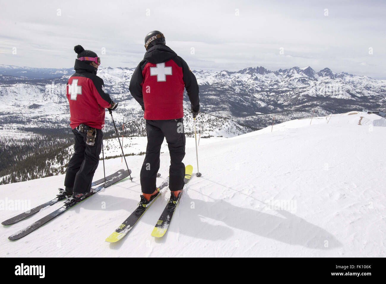 Mammoth Lakes, California, Stati Uniti d'America. Mar 4, 2016. In alto di 11,053 piedi di Mammoth Mountain Ski patrol membri si affacciano sulla Sierra Nevada gamma su Marzo 3. Una volta sopra la media annuale del manto nevoso della California è scesa al di sotto del normale. Un periodo di siccità e aÃŠdisappointing El Ni''"o hanno fatto poco per rimediare alla siccità. Tuttavia, veterano Sierra orientale previsioni meteo Howard Sheckter detto, la voce 'Sabato e domenica (marzo 5-6) saranno grandi tempeste. Io vedo il potenziale di 100 centimetri di neve in Mammoth passare entro la metà del mese di marzo. Avremmo potuto 110 per cento della normale del manto nevoso da aprile 1. (Credito Imag Foto Stock