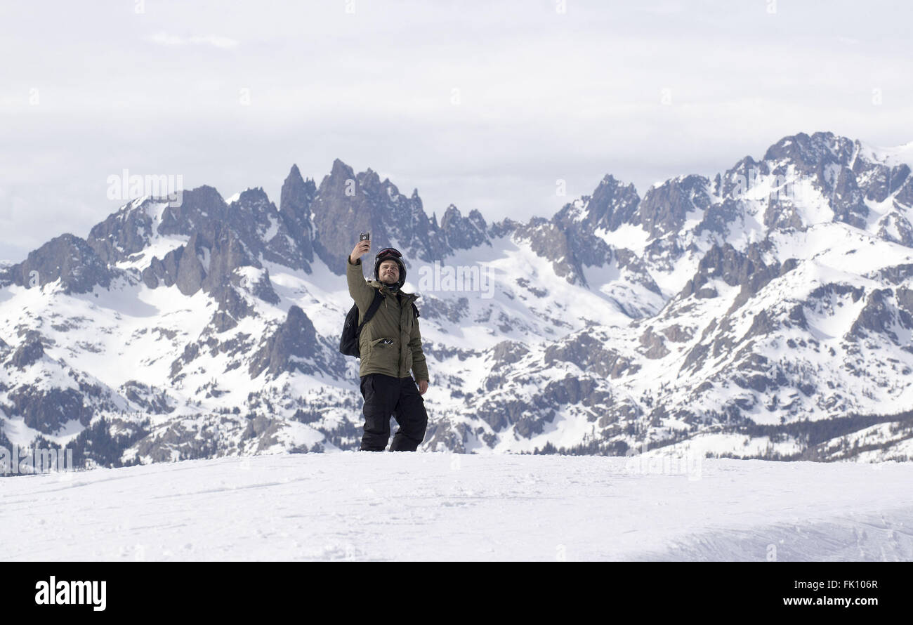Mammoth Lakes, California, Stati Uniti d'America. Mar 4, 2016. In alto di 11,053 piedi di Mammoth Mountain, aÃŠsnowboarder prende un selfie con la Sierra Nevada gamma come sfondo il 3 marzo. Una volta sopra la media annuale del manto nevoso della California è scesa al di sotto del normale. Un periodo di siccità e aÃŠdisappointing El Ni''"o hanno fatto poco per rimediare alla siccità. Tuttavia, veterano Sierra orientale previsioni meteo Howard Sheckter detto, la voce 'Sabato e domenica (marzo 5-6) saranno grandi tempeste. Io vedo il potenziale di 100 centimetri di neve in Mammoth passare entro la metà del mese di marzo. Avremmo potuto 110 per cento della normale del manto nevoso da aprile Foto Stock