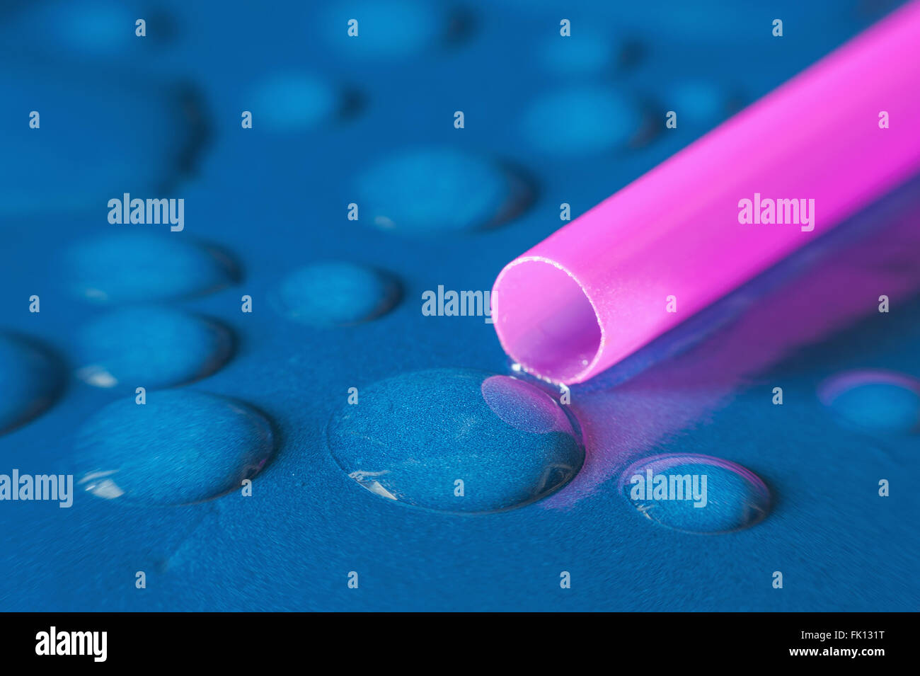 Bolla di Macro con tubo rosa blu su sfondo sfocato Foto Stock